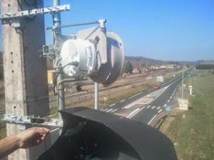 Antenne parabolique sous radôme pour liaison hertzienne installée sur poteau en zone rurale