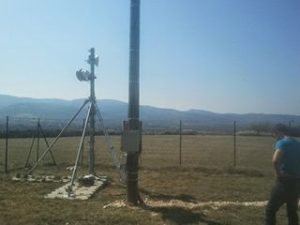 Mât d'antennes hertziennes sur trépied lesté installé en pleine campagne