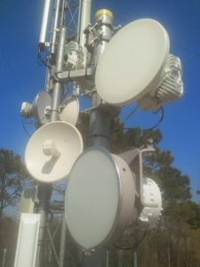 Antennes de faisceaux hertziens installées en hauteur sur pylône télécom
