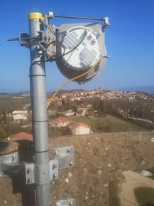 Antenne de faisceau hertzien raccordée en fibre optique sur mât télécom