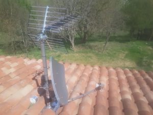 Antenne râteau TNT et parabole satellite sur mât commun en toiture