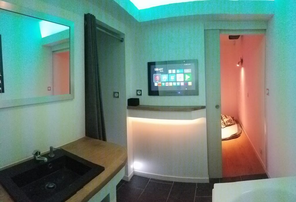 Écran tactile domotique encastré et éclairage LED RGB en salle de bain