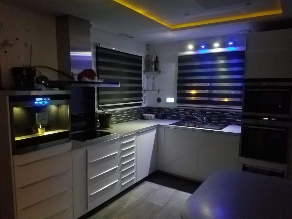 Éclairage LED RGB de cuisine équipée avec bandeau lumineux en faux-plafond