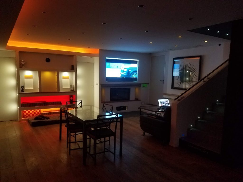 Éclairage LED intégré aux marches d'un escalier intérieur, rénovation électrique