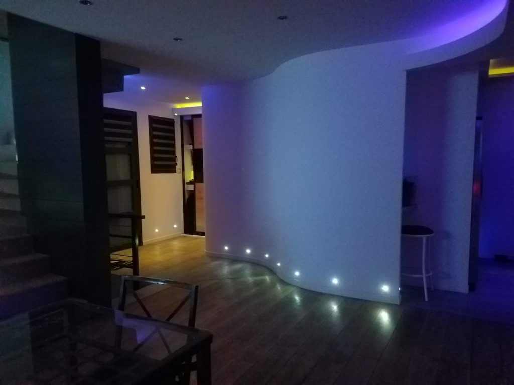 Balisage lumineux LED en pied de mur dans un couloir domotique