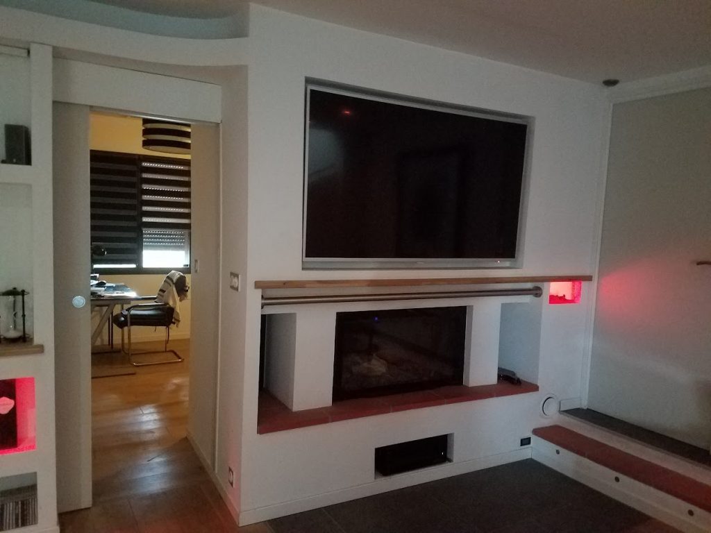 Installation TV murale et éclairage LED encastré au-dessus d'une cheminée