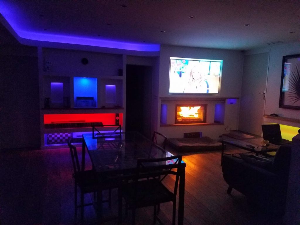Éclairage d'ambiance LED bleu et rouge autour d'une cheminée électrique