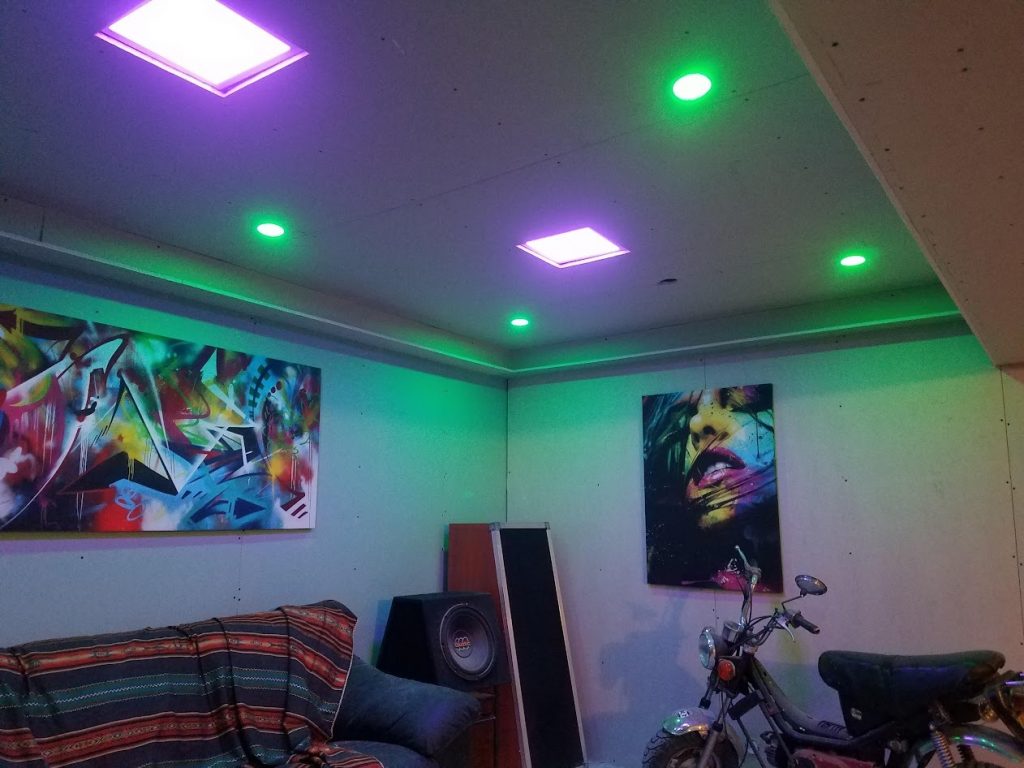Spots LED RGB encastrés en faux-plafond, chantier de rénovation électrique