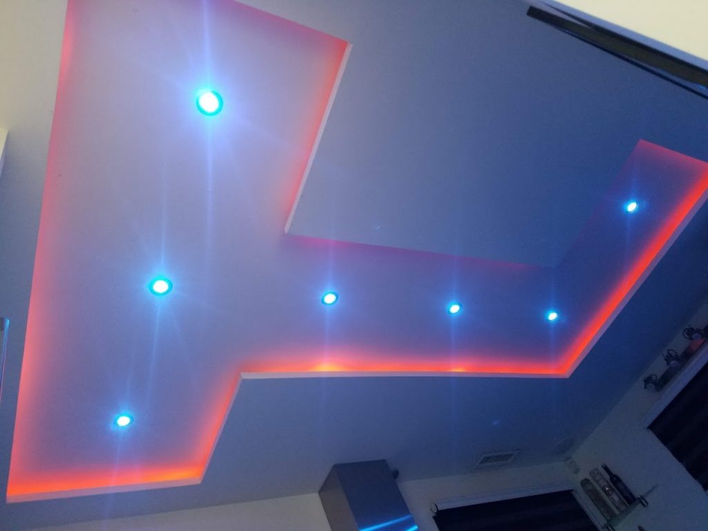 Rampe de spots LED RGB encastrés et bandeau lumineux rouge en corniche