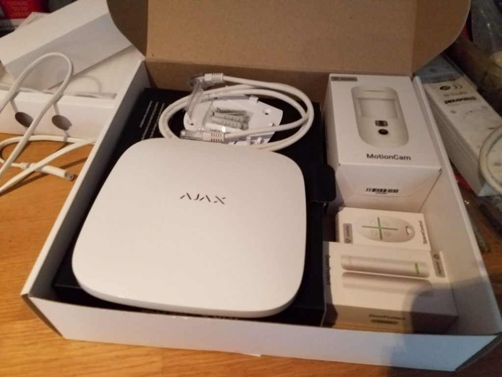 Kit centrale d'alarme Ajax Hub avec détecteur MotionCam et contact d'ouverture