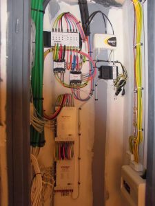 Baie de répartition TV collective avec multicommutateurs et centrale d'amplification