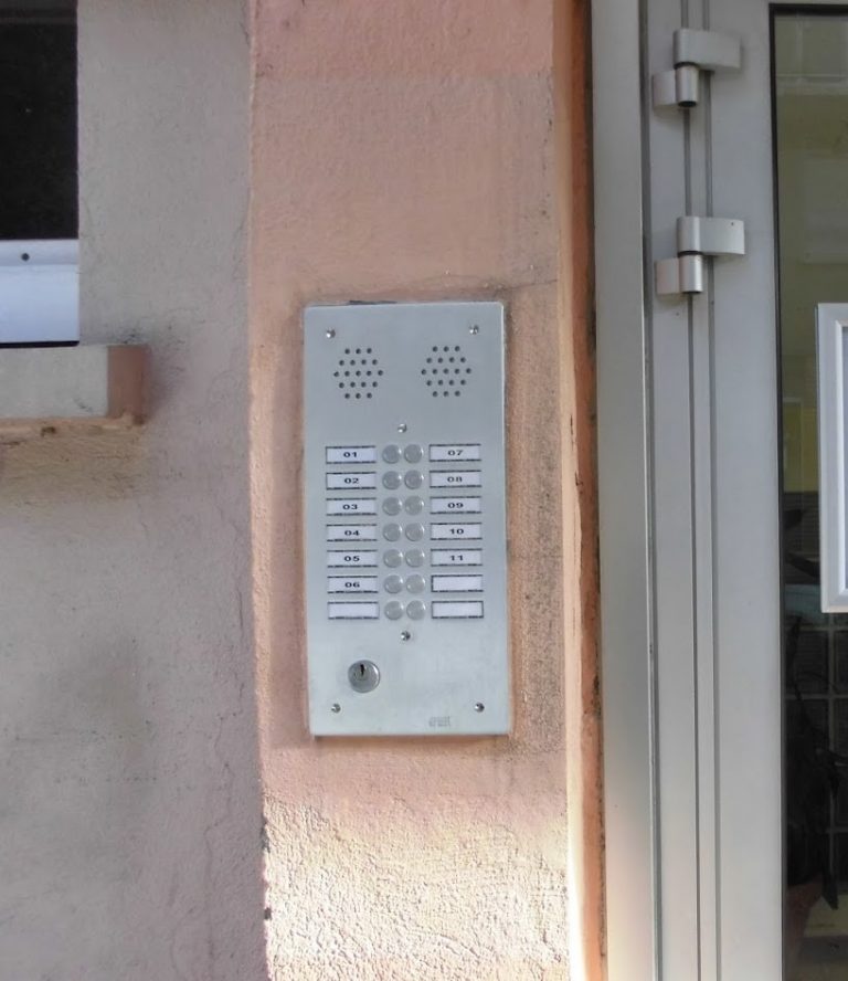 Platine interphone audio collective à 11 boutons d'appel sur façade résidence