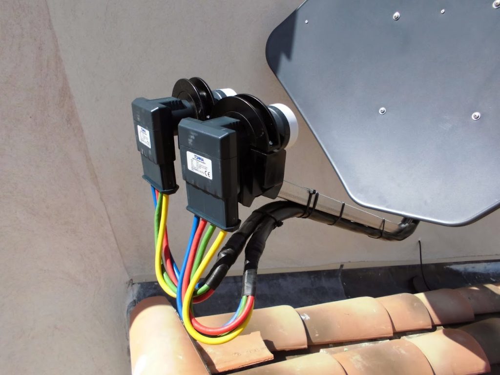 Têtes LNB Tonna montées sur parabole satellite avec câblage coaxial codé couleur