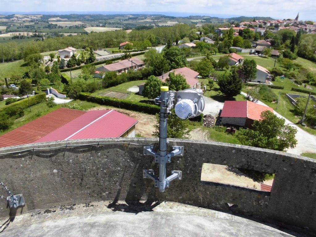 Antenne hertzienne fixée en hauteur sur château d'eau réseau internet rural