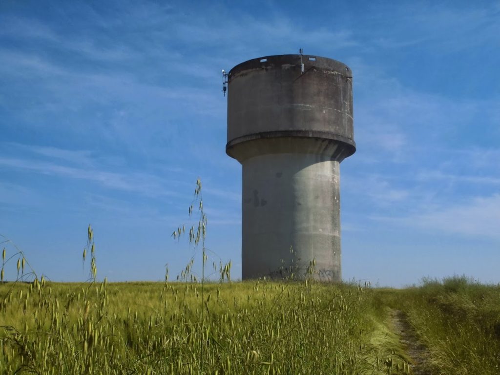 Château d'eau équipé antenne télécommunication point haut réseau radio