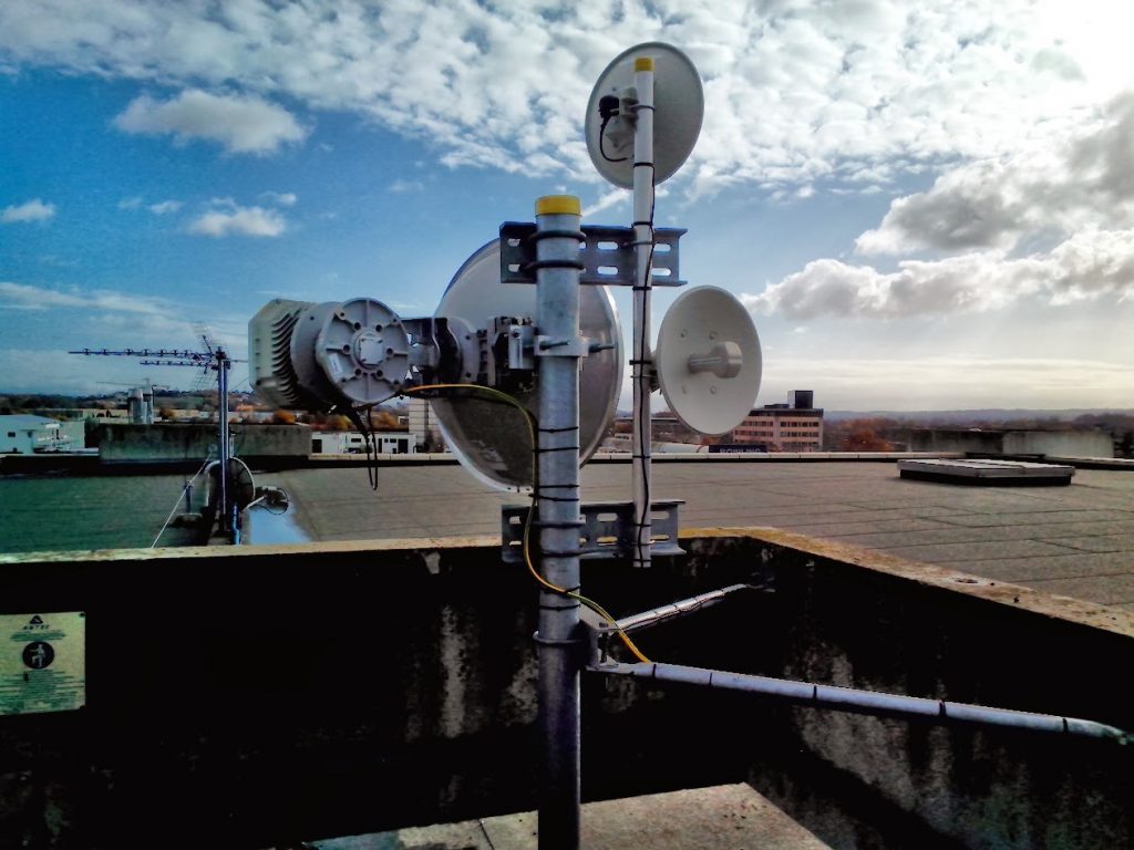 Mât multi-antennes faisceaux hertziens toiture urbaine liaison internet