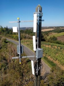 Antennes panneaux radio relais internet poteau bois zone rurale