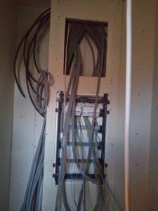 Tableau électrique en cours de câblage avec disjoncteurs modulaires et gaines ICTA