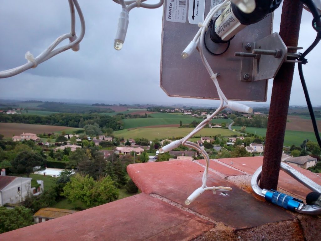Antenne panneau directionnelle 3,4 GHz liaison hertzienne point haut rural