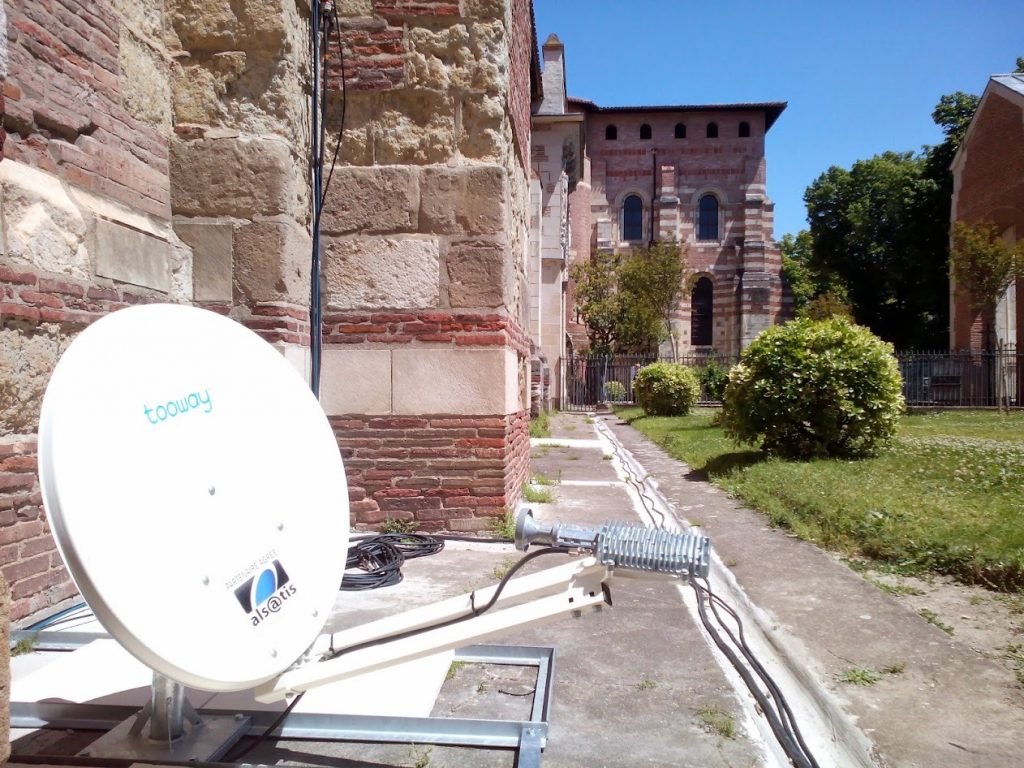 Parabole satellite Tooway Alsatis installée pour un accès Internet haut débit rural