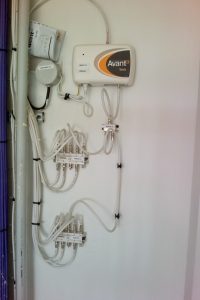 Centrale d'amplification Televes Avant3 et répartiteurs EVICOM en local technique