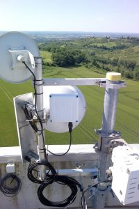 Antennes parabolique et panneau pour relais Internet sans fil installées en hauteur