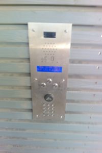 Interphone numérique avec afficheur LCD et clavier digicode sur bardage