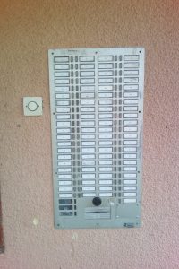 Grande platine interphonie collective avec nombreux boutons d'appel en façade