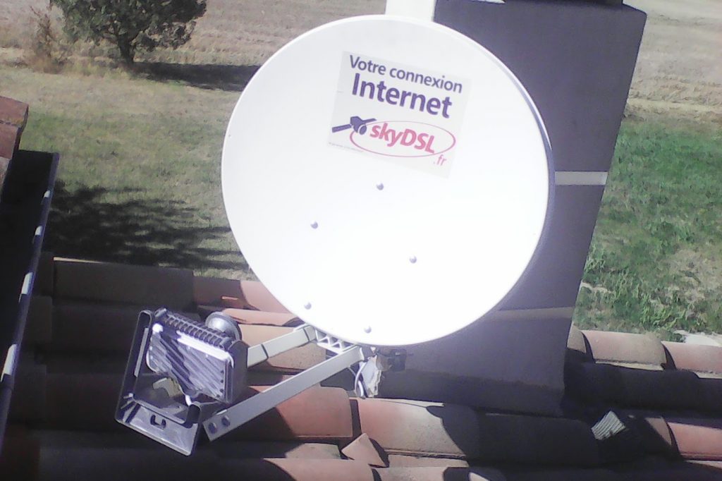 Parabole satellite skyDSL installée sur toiture pour accès Internet haut débit