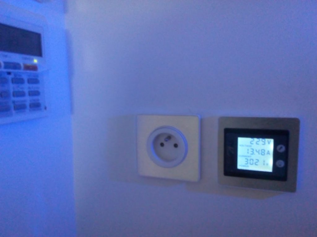 Analyseur de tension et courant installé sur une prise électrique domotique