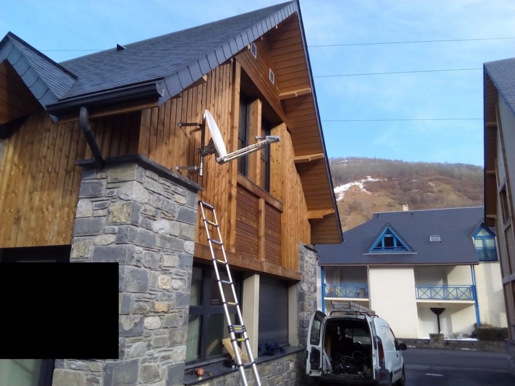Installation d'une parabole satellite sur façade bois d'un établissement professionnel