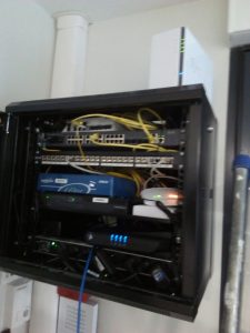 Baie de brassage murale avec switch, panneau RJ45 et serveur NAS professionnel