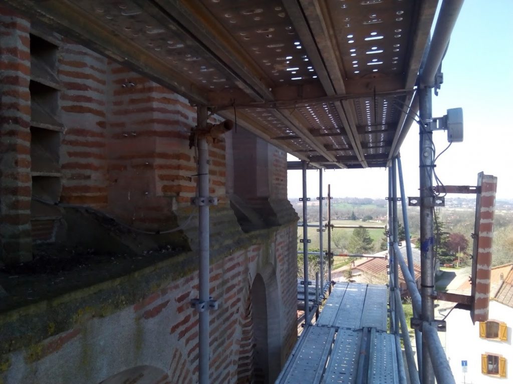 Pose d'un boîtier de liaison hertzienne sous échafaudage sur bâtiment ancien