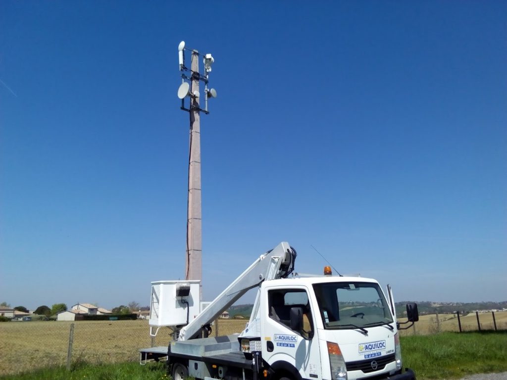 Nacelle élévatrice pour maintenance d'un mât télécom multi-antennes en zone rurale