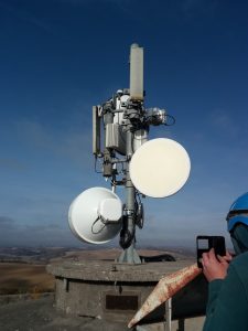 Antennes de faisceau hertzien installées sur un pylône télécom