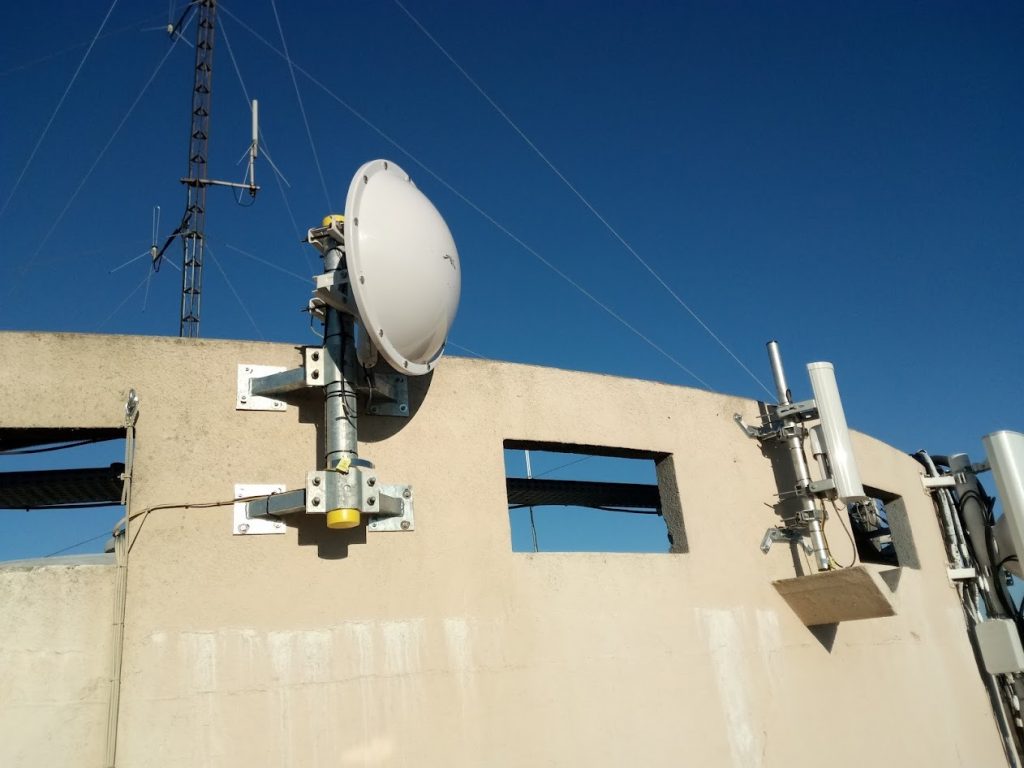 Antenne parabolique de faisceau hertzien fixée en toiture technique