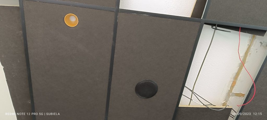 Câblage de baffle de plafond et spot avant pose des dalles acoustiques