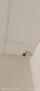 Caméra dôme intérieure discrète installée en angle de plafond pour vidéoprotection