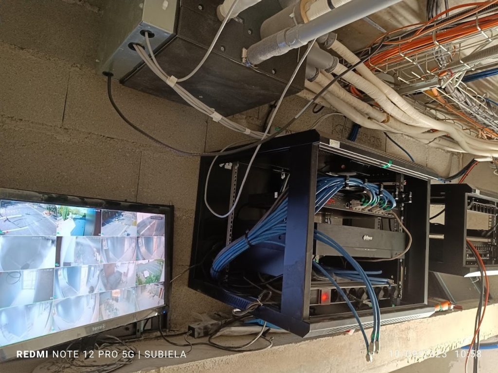 Baie de brassage et enregistreur Dahua avec moniteur de supervision multi-caméras