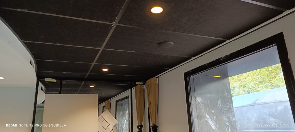 Couloir technique en finition avec spots et haut-parleurs de sonorisation d'ambiance