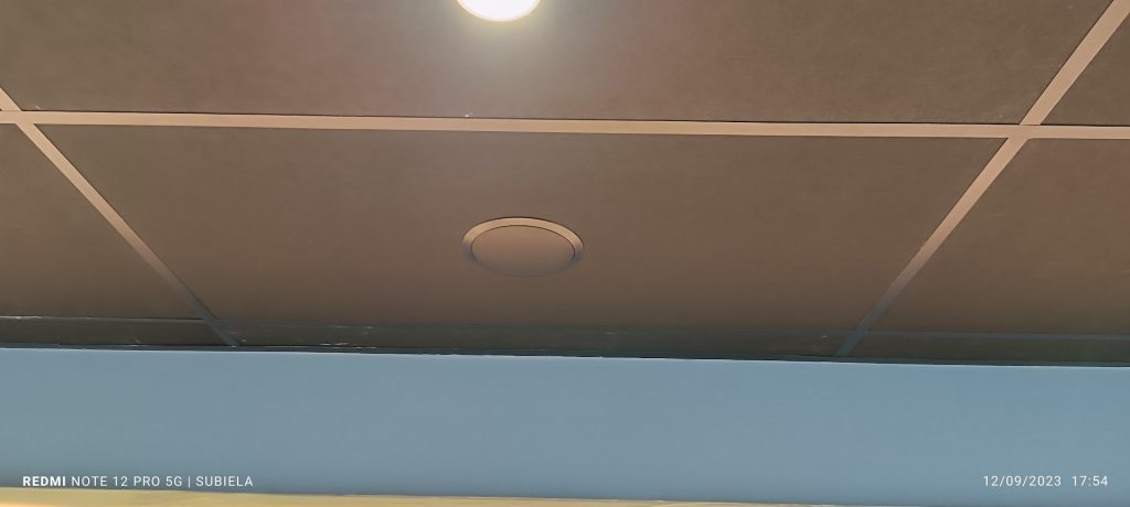 Haut-parleur de plafond encastré affleurant dans une dalle acoustique