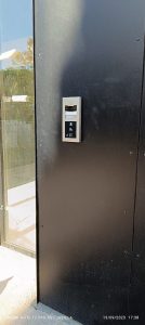 Platine de contrôle d'accès et interphonie sur porte d'accueil d'entreprise