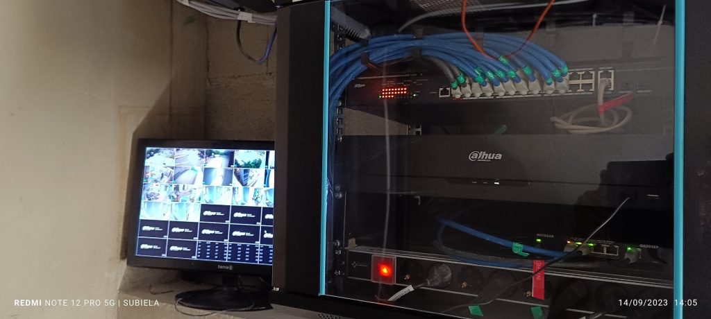 Enregistreur Dahua et commutateur PoE en baie technique pour installation vidéosurveillance