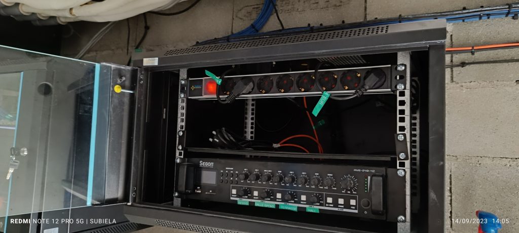 Baie technique avec amplificateur de sonorisation multizone SEGON