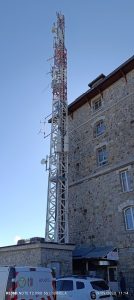 Pylône télécom multi-opérateurs adossé à un bâtiment en pierre