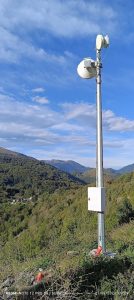 Antenne parabolique faisceau hertzien installée sur mât télécom en montagne