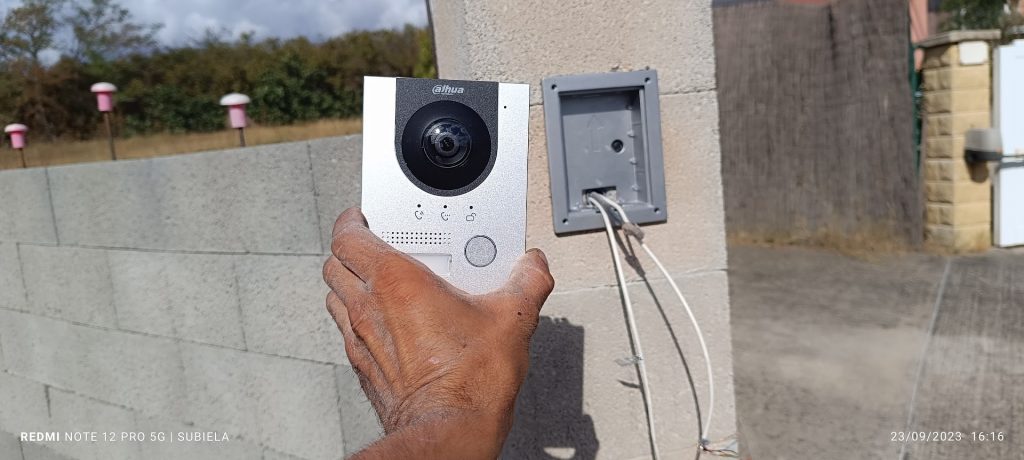 Platine de rue vidéophonie Dahua en cours de raccordement sur boîtier mural