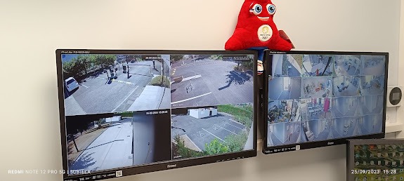 Vidéosurveillance à Montgiscard : double écran de supervision affichant la mosaïque des caméras