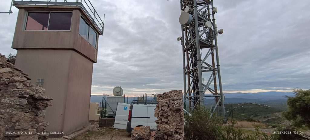 Pylône télécom avec antennes faisceaux hertziens en point haut montagne
