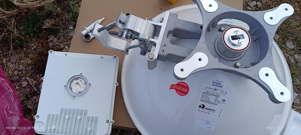 Antenne parabolique faisceau hertzien CommScope pour liaison télécom professionnelle
